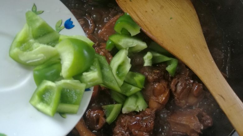 无油无水啤酒鸭,汤汁收浓,倒入青椒块。