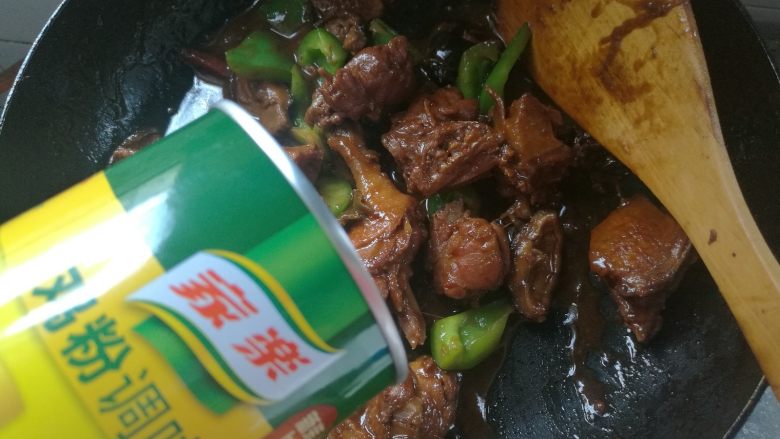 无油无水啤酒鸭,最后,加入家乐鸡粉,出锅装盘即可。