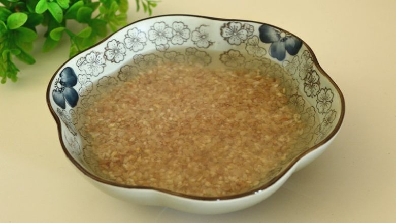 桂圆枸杞美目粥,红梗米淘洗干净,用冷水浸泡半小时,捞出沥去水分