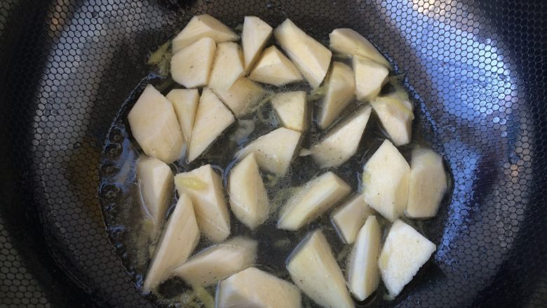 炒三色蔬,放入茭白翻炒,淋入少许水以防止茭白炒焦