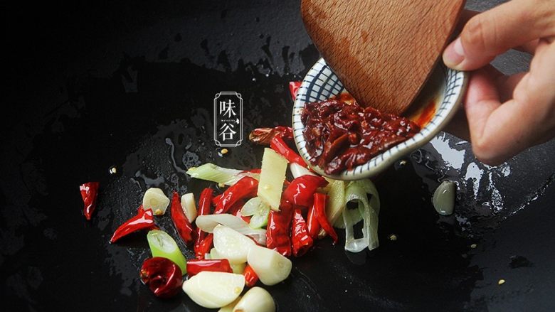 豆瓣鸡,转小火,倒入<a style='color:red;display:inline-block;' href='/shicai/ 705'>豆瓣酱</a>翻炒均匀;