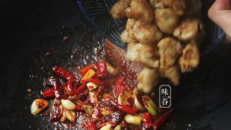 豆瓣鸡,转中火,把鸡块倒进去翻炒;