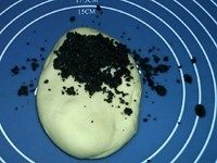 双色馒头第三磕:黑芝麻双色馒头,将大面团放在一边松弛,小面团中加入<a style='color:red;display:inline-block;' href='/shicai/ 141752'>黑芝麻粉</a>