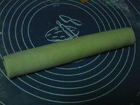 双色馒头第三磕:黑芝麻双色馒头,卷成长条,从中间向两边揉搓,使粗细一致