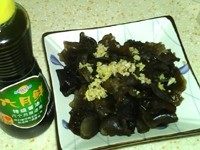 凉拌黑木耳,放入姜蒜末,倒入酱油