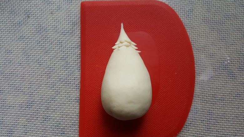 花式馒头~小刺猬,用锋利的小剪刀,开始剪小刺猬的刺。
