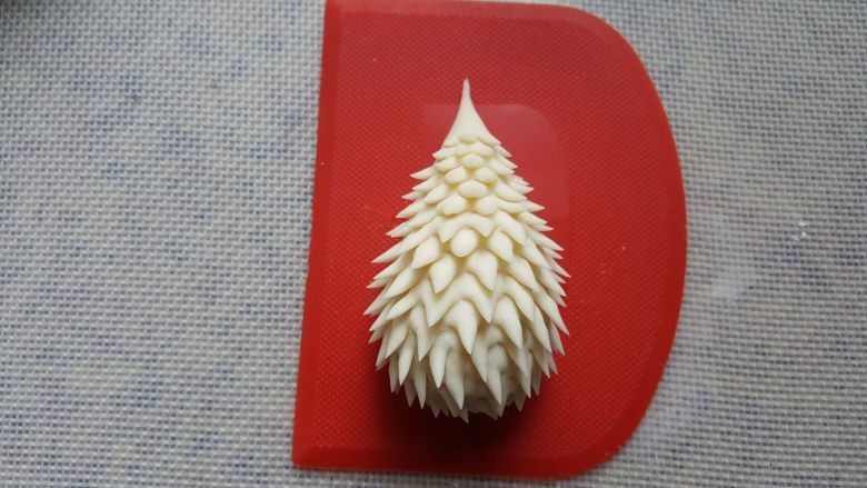 花式馒头~小刺猬,剪刺时依照前面小而短后面长一些。