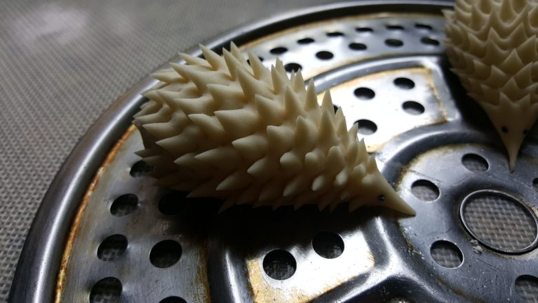 花式馒头~小刺猬,剪好的小刺猬,取两个黑芝麻分别扎在眼睛的部位,开水上屉蒸12分钟左右即熟。
