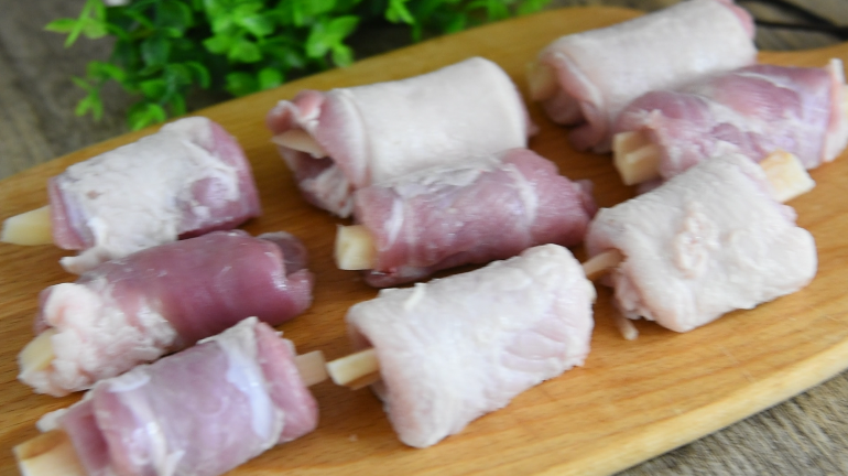 五花肉这么做,比红烧肉还要好吃百倍,再将藕条卷入肉片中