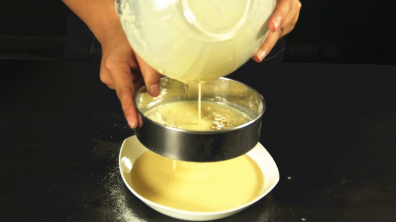 经典港式甜品——香蕉班戟(独家配方),过滤(过滤后的饼皮会更滑,更少起泡)