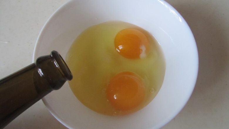 韭菜鸡蛋粉丝包,<a style='color:red;display:inline-block;' href='/shicai/ 9'>鸡蛋</a>打入碗中, 加入盐和料酒, 拌均匀;