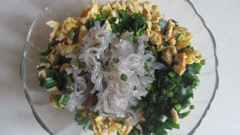 韭菜鸡蛋粉丝包,将炒好的鸡蛋、<a style='color:red;display:inline-block;' href='/shicai/ 116'>韭菜</a>和粉丝放入碗中;