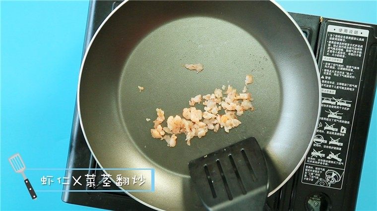 蔬菜鲜虾粥,平底锅刷油,放入虾粒和娃娃菜梗,翻炒均匀后盛出备用。