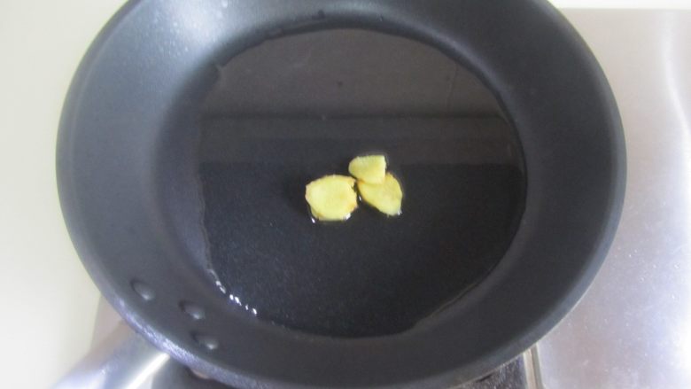 鱼籽烧油豆腐,热锅凉油,放入姜片进去煎一下;