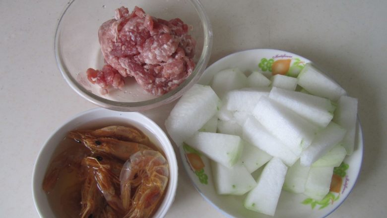 冬瓜肉丸汤, 准备好原材料;