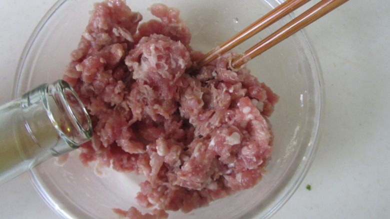 冬瓜肉丸汤,再加入适量的料酒顺着一个方向搅拌上劲;