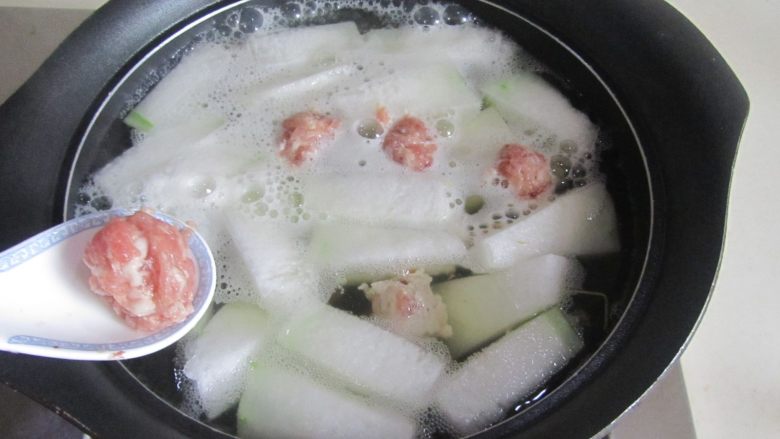 冬瓜肉丸汤,将挤好的肉丸放入锅中;
