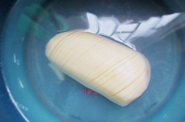 香辣黄金薯塔,泡在水里,浸泡半小时,冲洗干净土豆上的淀粉
