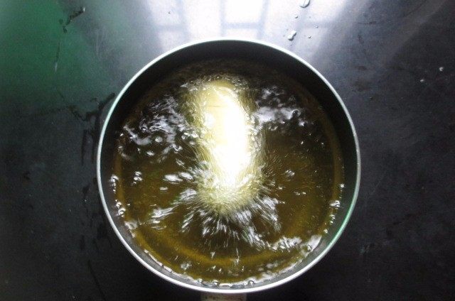 香辣黄金薯塔,油大概六成热就可以,小火慢炸