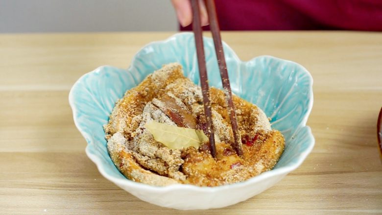 米饭天敌——从打米粉开始的一碗鲜香粉蒸肉,另取一碗,摆好粘了米粉的五花肉