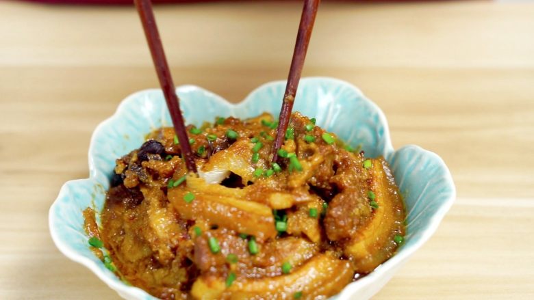 米饭天敌——从打米粉开始的一碗鲜香粉蒸肉,五花肉已经酥烂绵软了~入口即化哟~米粉吸收了五花肉里面的油脂,所以五花肉一点都不觉得油腻哟~
来两碗饭