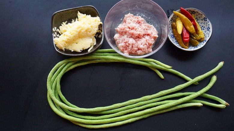 芝士肉末烤豇豆,1.提前将原材料准备好
叨叨叨:挑选粗细均匀,较长的<a style='color:red;display:inline-block;' href='/shicai/ 60'>豇豆</a>