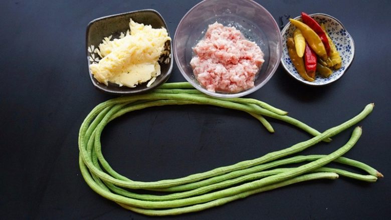 芝士肉末烤豇豆,1.提前将原材料准备好



叨叨叨：挑选粗细均匀，较长的<a style='color:red;display:inline-block;' href='/shicai/ 60'>豇豆</a>
