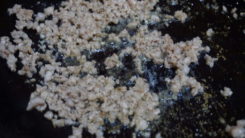 芝士肉末烤豇豆,5.锅内倒适量油,把五花肉末倒入锅中煸炒出油
叨叨叨:为了防止五花肉末粘锅,建议倒一点点油