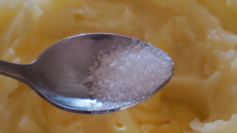 意式黑胡椒土豆泥塔,6.将适量盐放入捣烂的土豆泥中,多少根据个人的口感而定
