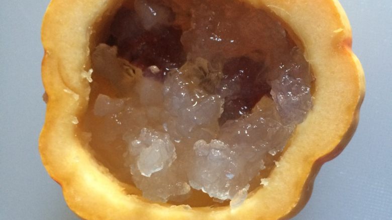 金瓜雪蛤,将泡好的雪蛤放入,加入适量的清水