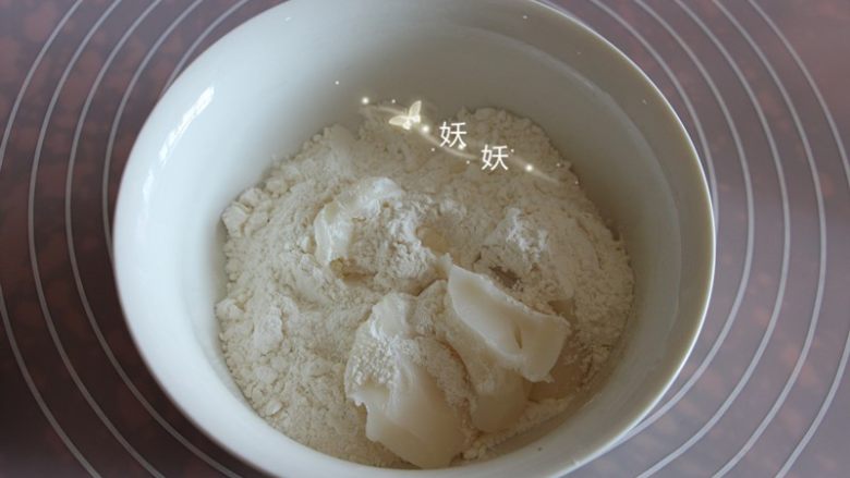 酥掉渣烧饼,猪油和面粉混合均匀,没有猪油可以用普通玉米油代替,但是猪油的起酥效果要好很多。