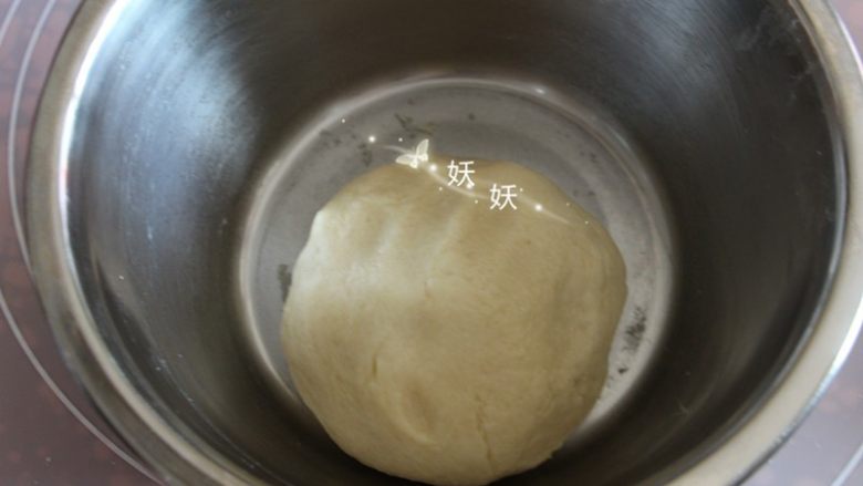 酥掉渣烧饼,一点一点均匀的揉合成团,这里需要多揉几下,使得面团具有一定的延展性。然后盖上保鲜膜,同样放在空调房里醒半小时。