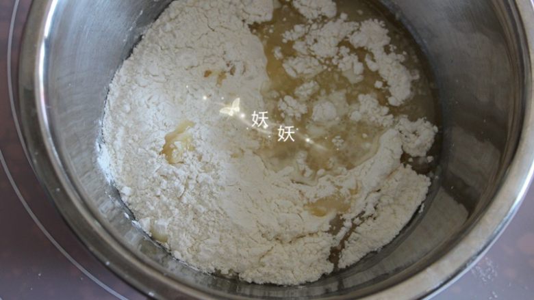 酥掉渣烧饼,下面来做水油皮,把用料表中水油皮的材料全部装入盆中。
