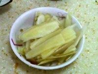 拌仔姜,切成极薄片