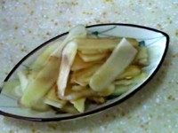 拌仔姜,倒入<a style='color:red;display:inline-block;' href='/shicai/ 692'>酱油</a>，拌匀即可