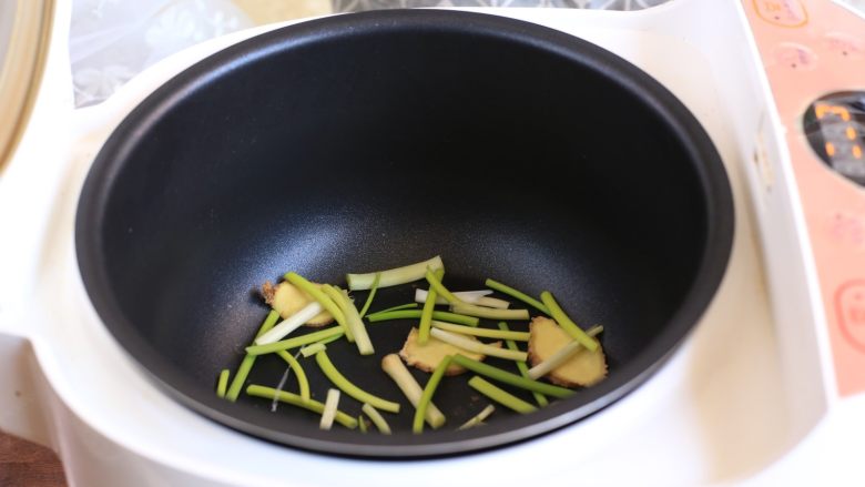 简单电饭锅焗三杯鸡,锅底放葱姜