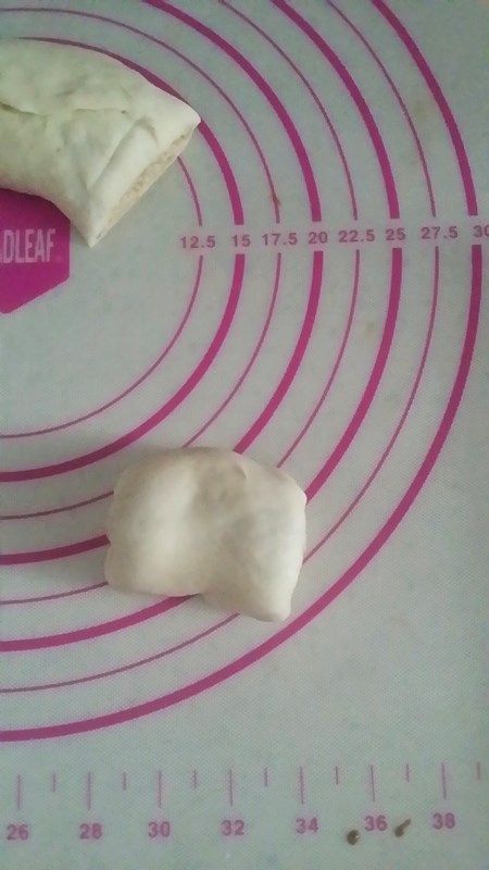 安全健康又好吃的的麻酱烧饼,粘合边缘,将卷号的面均匀分成9段