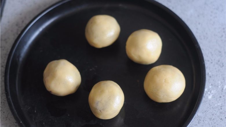 红豆月饼,左手虎口慢慢网上收,直到将月饼皮包裹住红豆栗子馅,搓圆,全部做好