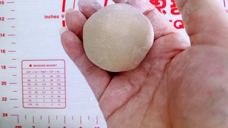 月饼#小胖手作,送礼更要送健康#,收口,第一次做,没把握,在面团上面均匀的团了点熟面粉,好脱模,