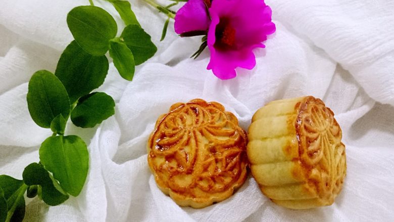 月饼#小胖手作,送礼更要送健康#,广式月饼有个回油的过程,放几天吃口感更好哦。