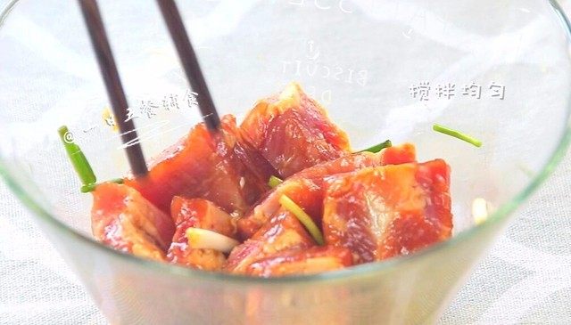 糯米蒸排骨 宝宝营养辅食,味香口感软糯,排骨放碗中,加2勺生抽,1勺油,葱,姜搅匀。