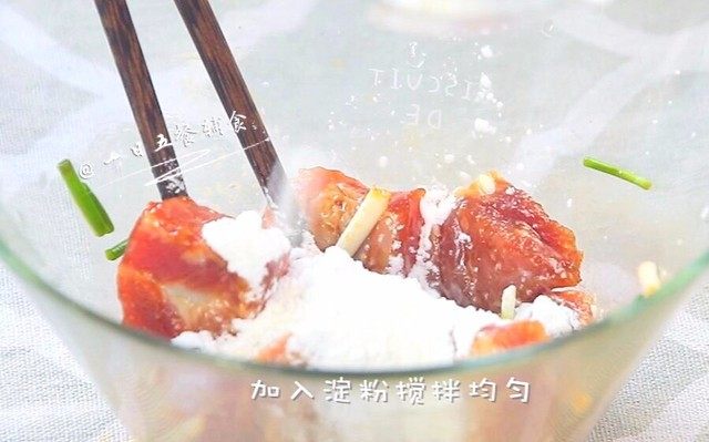 糯米蒸排骨 宝宝营养辅食,味香口感软糯,再放一大勺玉米淀粉,搅拌匀后,放冷藏2小时以上,能腌制过夜更入味。