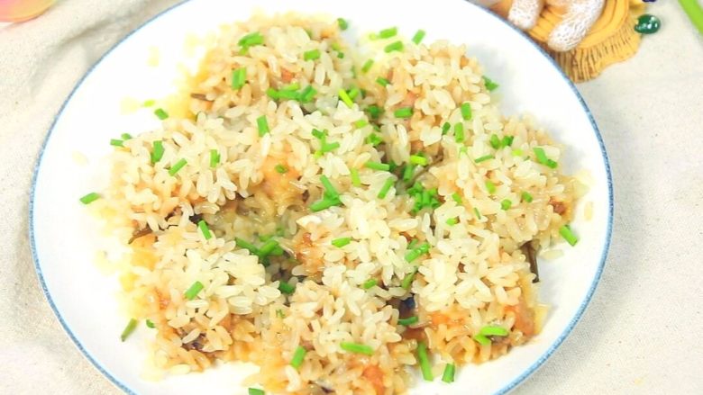 糯米蒸排骨 宝宝营养辅食,味香口感软糯,出锅后,在表面洒上少许香葱碎。