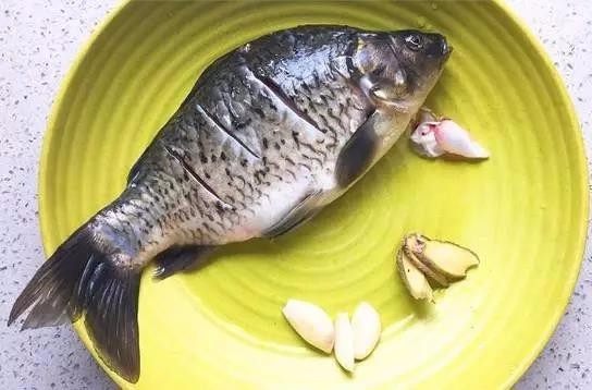 泡菜鱼,小<a style='color:red;display:inline-block;' href='/shicai/ 377'>鲫鱼</a>,煎之前用葱姜撂跤稍微腌制一下,去去腥气。