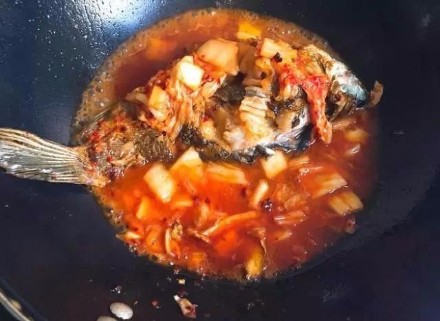 泡菜鱼,放半碗水,大火炖煮。