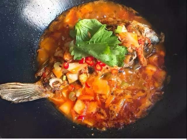 泡菜鱼,芹菜叶做香料,增加香味。