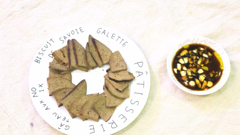 卤猪肝 宝宝健康辅食,补铁补血效果好,大人吃可调味汁(用蒜蓉,醋,生抽,香油和少许辣椒油调成料汁)。随猪肝一起上桌蘸汁或者直接淋在猪肝上。