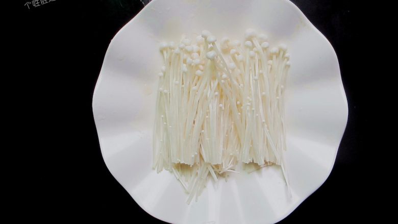翠玉黄瓜卷,金针菇去掉根部,洗净