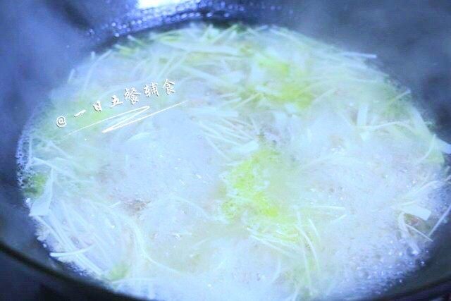鸡汤面 宝宝营养辅食,鸡腿+小青菜+百叶, 放入面和百叶丝盖盖,中火煮。