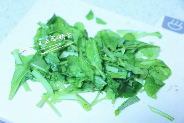鸡汤面 宝宝营养辅食,鸡腿+小青菜+百叶,煮面的时间,把<a style='color:red;display:inline-block;' href='/shicai/ 7607'>小青菜</a>切到合适的大小。